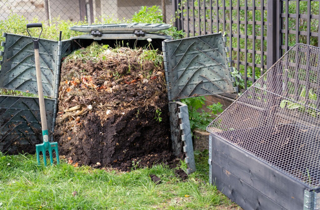 Kompostierung von Gartenabfällen im Garten in einem Kompost