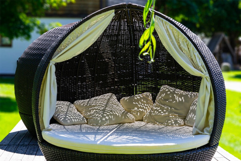 Bett aus Rattan für den Garten