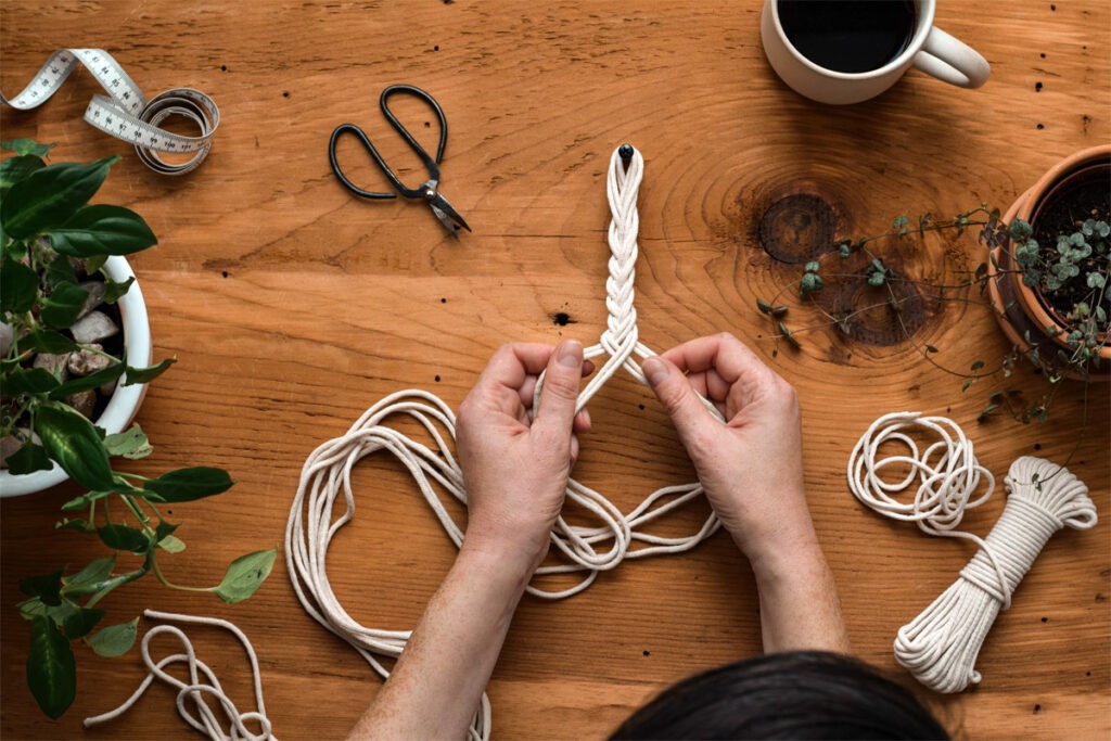 Frau macht Blumenampel selber