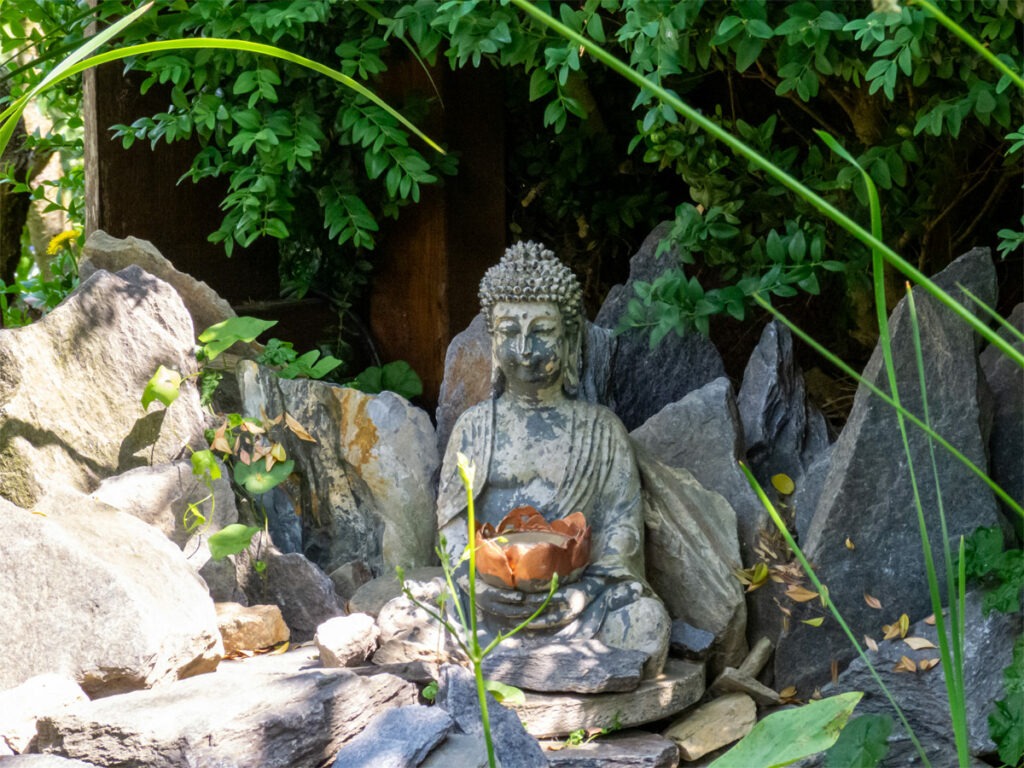 Buddha-Statue im japanischen Garten des Tempels.