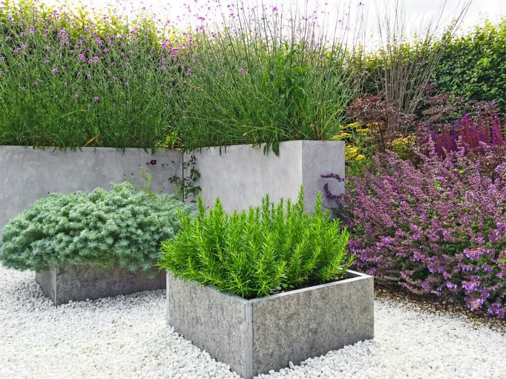 Schöner Garten mit modernem Gestaltung mit Beton und Kies.