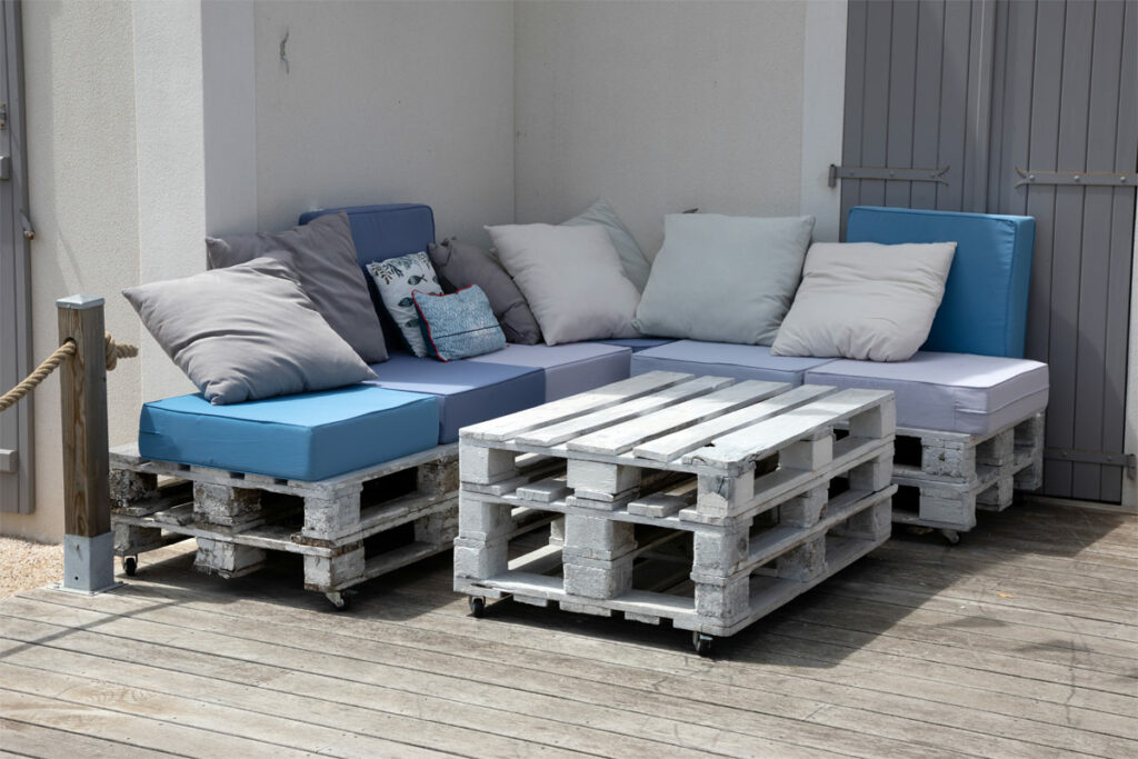 Gartendekoration selber machen: Loungesessel und Gartentisch aus Paletten selber gebaut