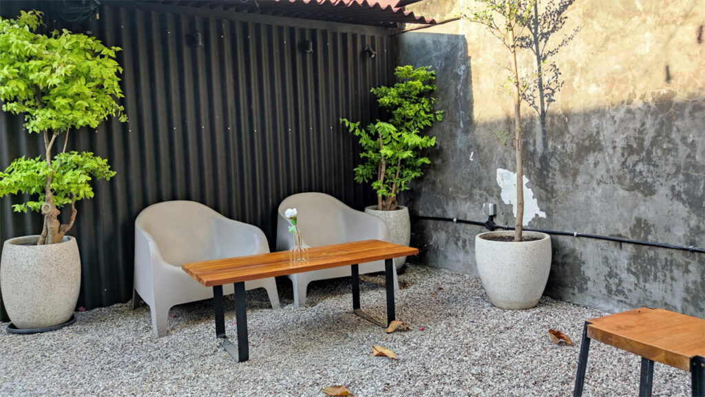 Ruheecke im Garten mit kleinem Tisch und Stühlen